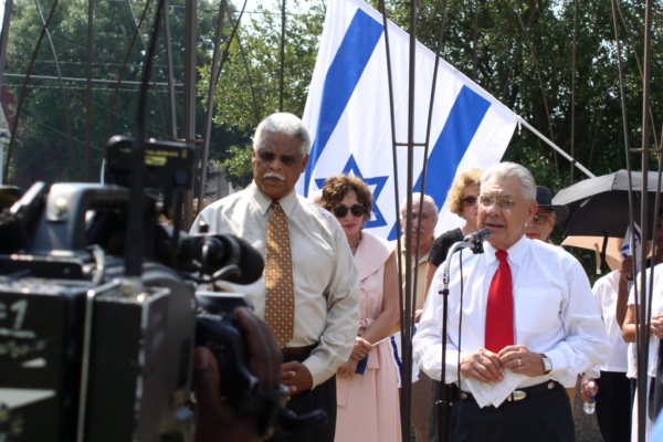 Ben-Kinchlow-Earl-Cox-and-other-Israel-Always-volunteers-at-Press-Conference-promoting-support-for-Israel-016-1024x766