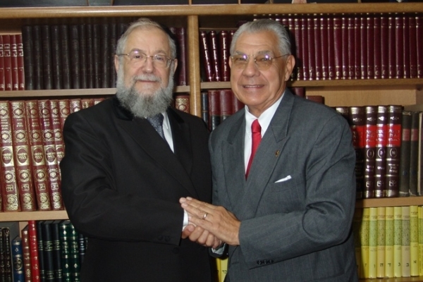 Building-bridges-of-friendship-Rabbi-Lau-Chief-Rabbi-of-Tel-Aviv-formerly-the-Chief-Rabbi-of-Israel-with-Earl-Cox-in-the-Rabbi-Laus-home