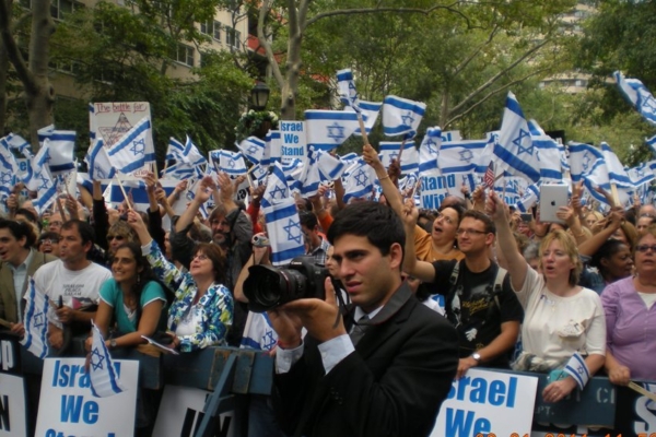 Crowd-Photo-of-Earl-Cox-Speaking-at-the-Support-Israel-Rally-in-NYC-during-Palestinian-Statehood-Vote-at-the-UN-in-2012