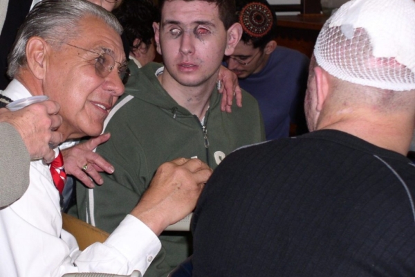 Earl-Cox-visits-wounded-IDF-soldiers-in-Teleshomer-Hospital-in-Tel-Aviv-Copy-1024x837